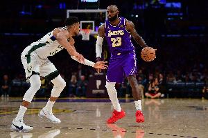 阿里纳斯:湖人该把老詹的5000万给字母 再把小里的2000万给老詹