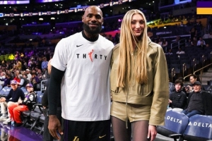 这大长腿!湖人官推晒照:詹姆斯和卡梅隆·布林克场边合影