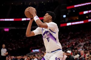 全能数据！埃斯·贝利19中10得到25分10板2助3断1帽 三分7中3