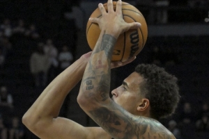 差距悬殊！76人全场仅8次失误 步行者多达21次