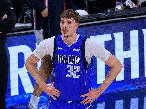 状元郎!弗拉格对飙文班 半场16中10砍下25分 三分6中3