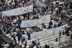 马赛球迷拉横幅吐槽俱乐部:垃圾队徽、管理混乱,你们搞砸了一切