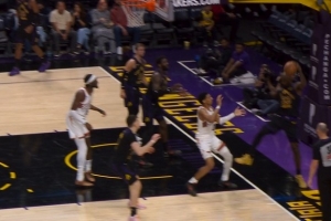 詹姆斯救球砸到邓恩出界 太阳挑战成功&老詹救球前已经落地出界