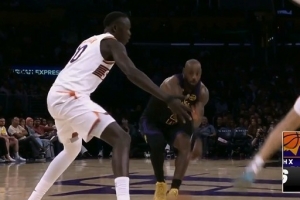 人到球到！詹姆斯远距离击地妙传拉拉维亚空切单臂劈扣