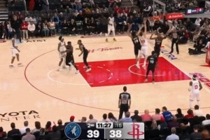 这球够硬！申京接球顺势转身 直冲篮下起飞单臂暴扣