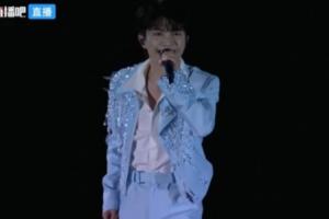 苏超回来了！揭幕战常州vs南通，赛前知名歌手周深演唱苏超主题曲