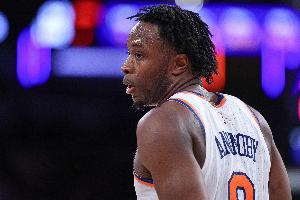 望无大碍！尼克斯官方：阿努诺比左脚踝受伤 本场不会回归