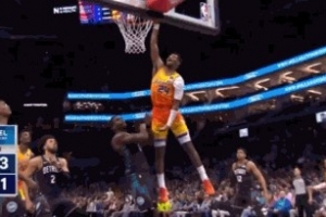 观赏性十足！米勒突破单臂舒展滑翔劈扣得分