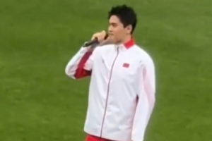 孙杨现身杭州,为吴越杯杭州主场比赛开球