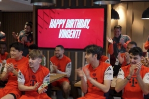 孔帕尼迎40岁生日!其父母、拜仁高层、众将士为其唱生日歌祝福