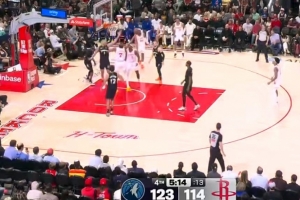 这么难！杜兰特突破内线 面对防守高难度挑篮命中