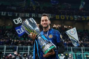 意媒：恰尔汗奥卢希望国米续约三年，难以接受500万欧以下的年薪