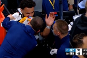 看着就疼!罗迪抢板被多特肘到面部 流鼻血下场处理