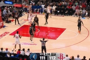 侵略性挺强！申京面对李凯尔转身双手暴扣 但先犯规&两分不算