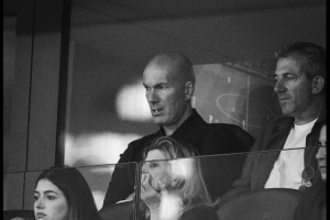 齐达内现身伯纳乌球场，现场观战皇马1-1赫罗纳的比赛