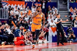 依旧是顶级外援！弗格9记三分球狂轰36分4板3助