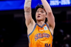 媒体人：北京内线配置看似奢华实则是纸老虎 面对王哲林毫无办法