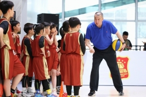 媒体人:男篮96黄金一代成功的原因除了天赋外 他们训练足够刻苦