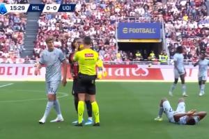 喜感莱奥不服判罚朝裁判鼓掌，裁判掏黄牌后同样鼓掌回应