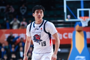 媒体人:于德豪膝关节的问题很多 拖到如今手术已是唯一治疗方案