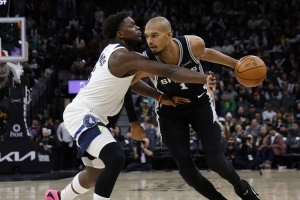 戈贝尔谈自己和文班一样爱下国际象棋 爱德华兹：我才不下呢！