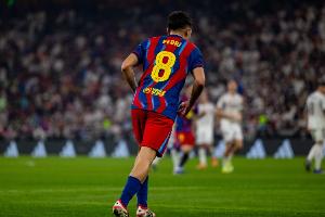 主场球衣+红色球裤！15-16赛季之后巴萨欧战首次如此搭配