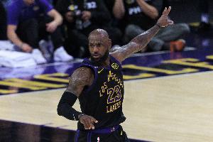 巴克利怼主持人：詹姆斯的扣篮时代还没结束 你真的是疯了