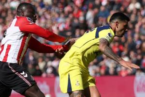 弄伤热刺/阿根廷后防大将！布罗比社媒遭种族歧视，猴子表情刷屏