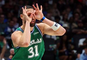 还会继续吗？克莱还剩最后一年1746万 休赛期可续约4年1.1亿