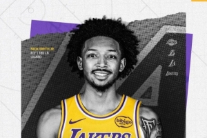 征战季后赛！湖人官方晒照宣布正式签下小尼克·史密斯