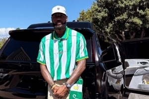 詹姆斯晒上身耐克联名服装照:高尔夫大师赛周日!祝各位好运!