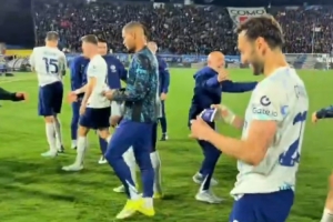 恰尔汗奥卢赛后与劳塔罗拥抱庆祝，并给后者戴上队长袖标