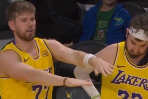 攒劲的节目!湖人主场观众席惊现山寨版东契奇&蒂米 假东子秀热舞