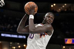 越打越好！马卢阿奇15投8中砍下18分14板1断2帽 7个前板太亮眼