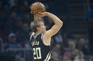 火热双枪！AJ·格林半场5记三分砍19分 瑞安半场9中5得15分