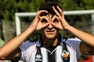 马卡：皇马签下卡斯特利翁17岁前锋圣塔马利亚，球员今夏正式加盟