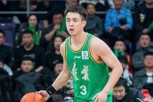 打得还可以！赵继伟7中2拿到13分6助 追防大帽珀塞尔