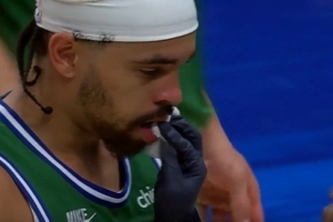 看着都疼！河村勇辉防守击中瑞安·内姆哈德 导致后者嘴部出血