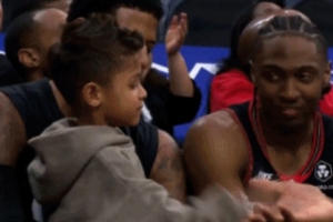 亲自时刻！末节乔治带儿子在替补席 乔治儿子跟马克西等队友互动