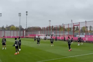 几乎全员仁!除了卡尔、乌尔赖希之外,其余拜仁球员均参加训练