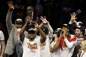 恩怨!小卡季后赛3战勇士 手刃初代水花 被渣渣垫脚 掀翻勇士王朝