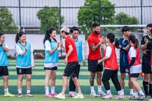 定南赣联球员来到赣南师范大学开展进校园活动，唐诗等人进行互动