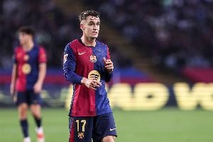 每体：亚马尔打趣卡萨多头发少，建议他可以在球场草坪就地取材