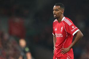 身价1亿！伊萨克去年12月脚踝受伤后首次首发，半场仅5次触球