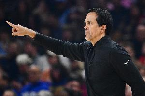 斯波谈阿德巴约受伤:三球本应该被驱逐 那是一个危险的动作