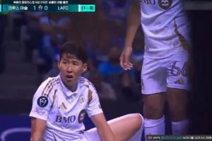 孙兴慜被拉倒裁判无表示!韩国解说:这已经摆脱对手了,得给牌!