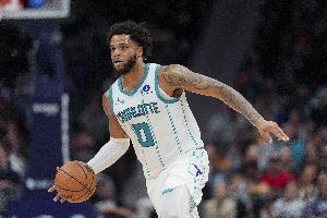 够强硬！迈尔斯·布里奇斯半场三分4中3 拿下15分6板1断2帽&0失误