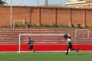 故意整活！西协乙一球队主席追着要穆斯林球员试吃火腿引发争议