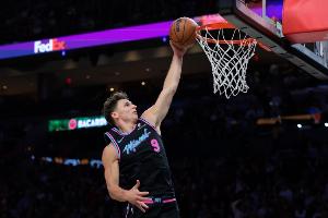 二年级!拉松本赛季场均11.4分3.5板 命中率49.6%