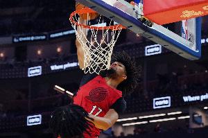 正负值+19最高!谢顿·夏普7中4拿到12分 三分5中2